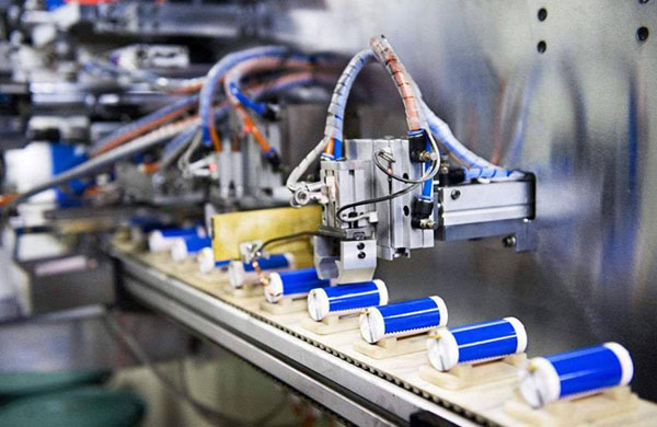 在鋰電池的制造過(guò)程中，真空泵是重要的輔助設(shè)備